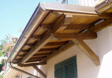 Pensiline per esterni, tettoie in legno di castagno