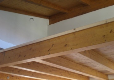 Costruzione di capriate, travature, morali, tetti e coperture, solai ... Soppalco di legno
