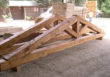 Lavorazione di legnami di castagno tetti, travi e capriate ... Tetti in legno di castagno