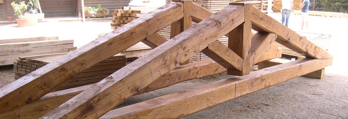 Vendita e produzione di capriate in legno di castagno, realizzate su misura