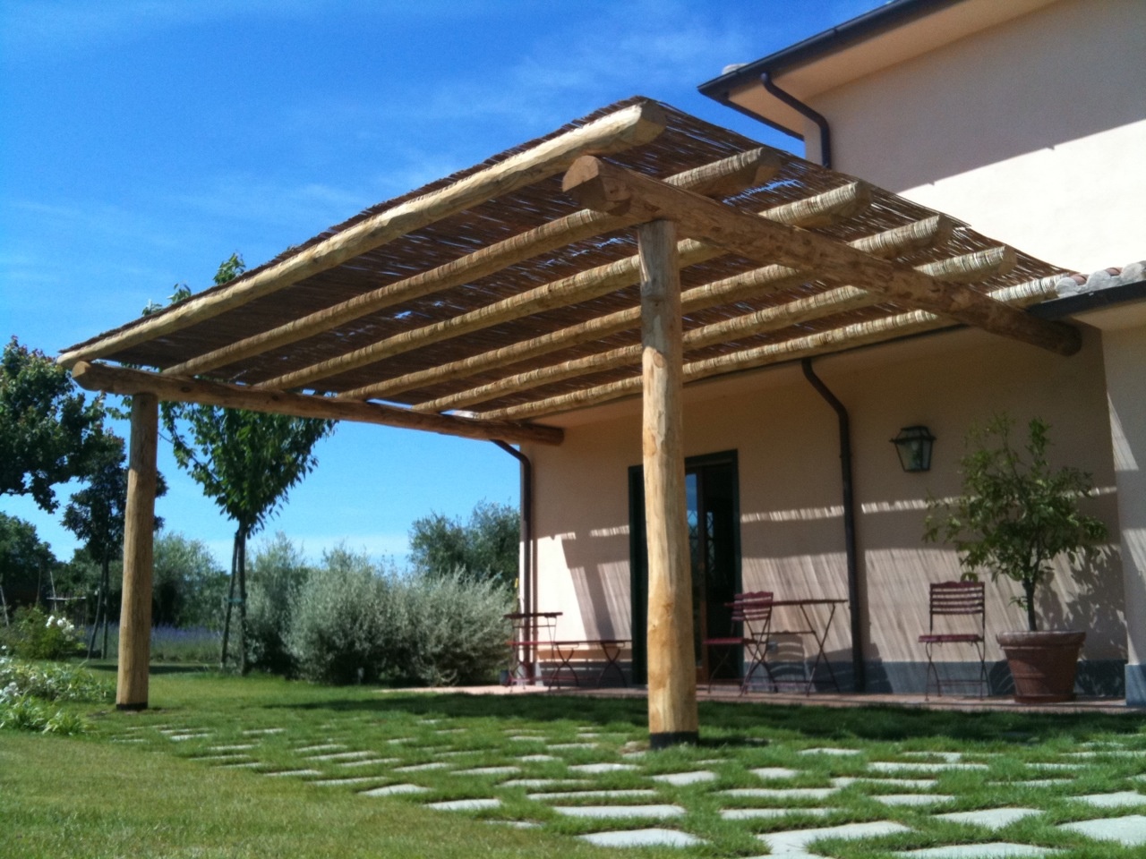 Produzione e vendita di travi in castagno. travature realizzate su ...