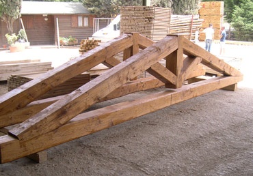 Vendita e produzione di capriate in legno di castagno, realizzate su misura