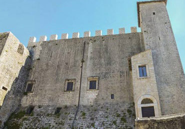 Castello Maenza, Latina - Ristrutturazione in collaborazione con Piangoli Legno