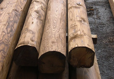 Vendita e lavorazione di travi poco lavorate. Travature ideali per ambienti in stile rustico - Piangoli Legno