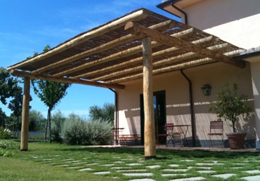 Vendita e lavorazione di travi tonde in legno di castagno - Piangoli Legno