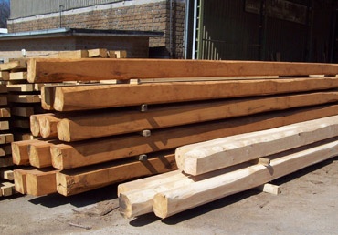 Vendita e lavorazione di travi in legno di castagno - Piangoli Legno