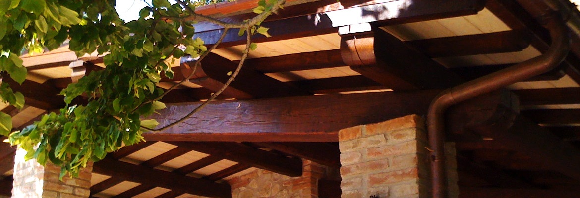Portici e porticati in legno di castagno su misura