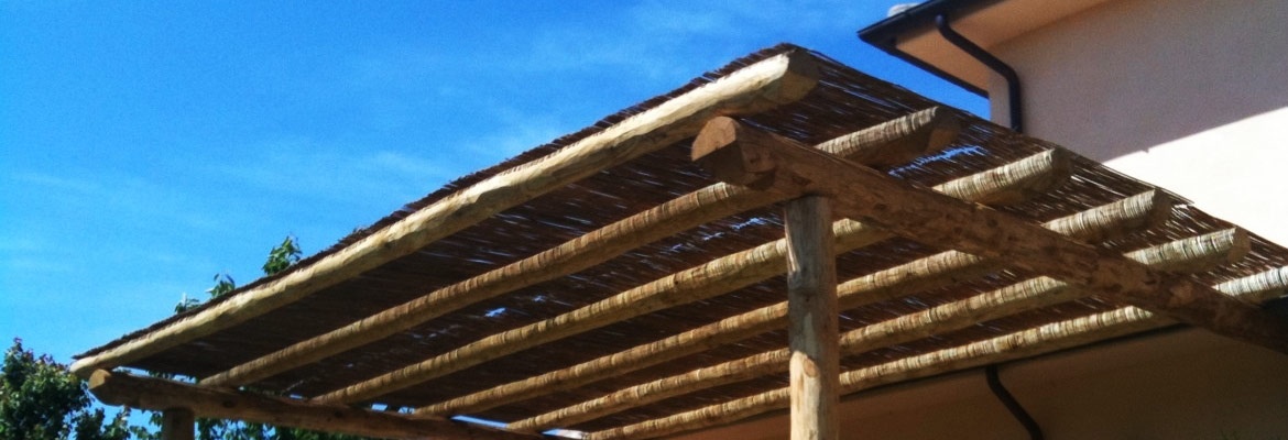 Vendita e lavorazione di travi tonde in legno di castagno - Piangoli Legno