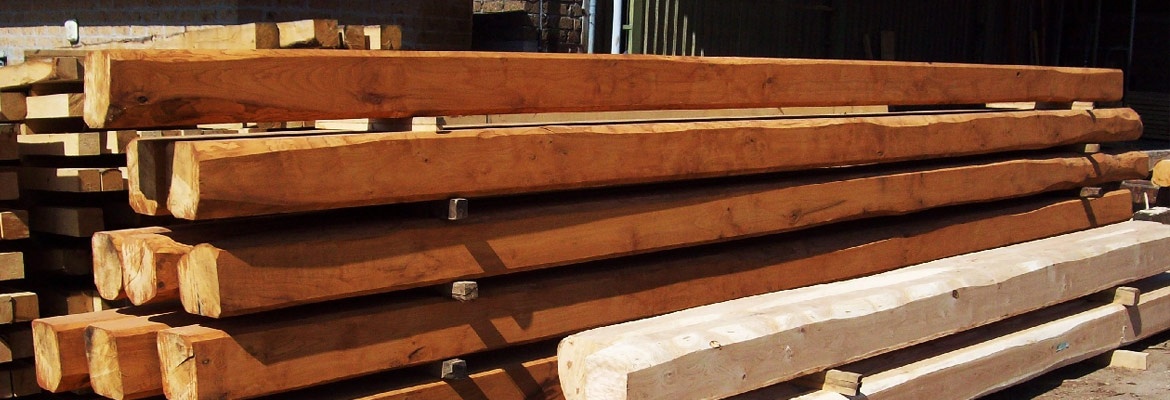 Vendita e lavorazione di travi in legno di castagno - Piangoli Legno